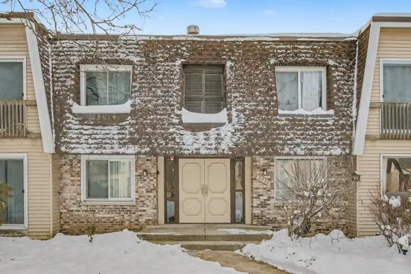 2932 Roberts Drive #7, Woodridge, IL 60517