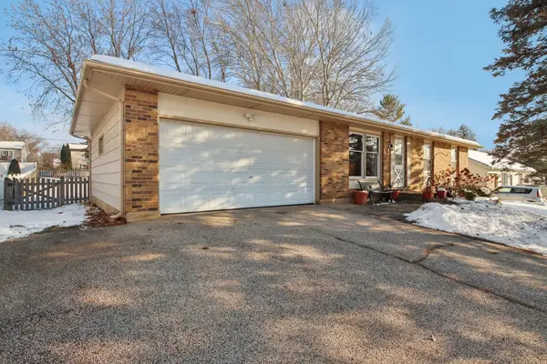 2502 E Chestnut Drive, Wonder Lake, IL 60097