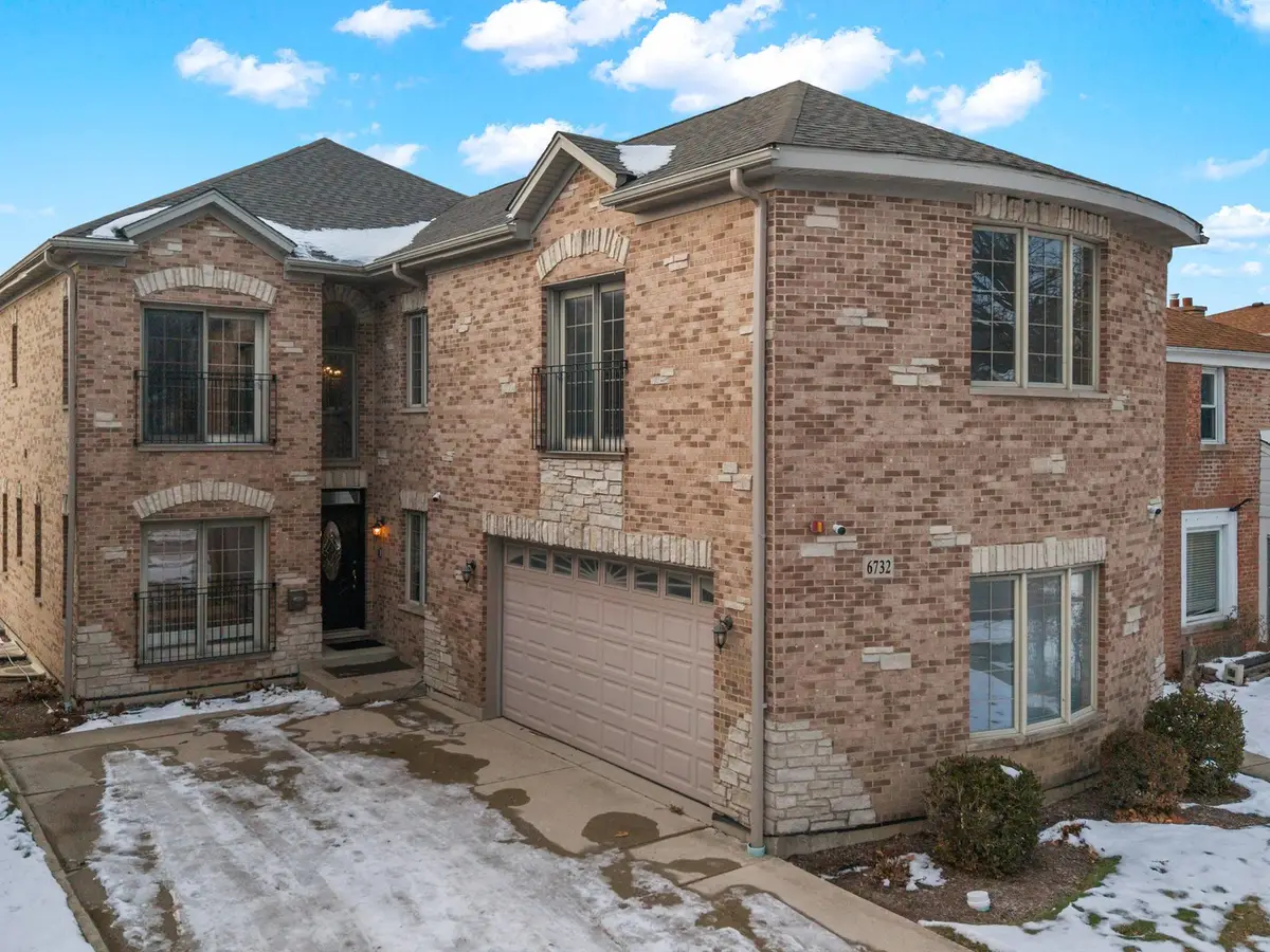 6732 N East Prairie Road, Lincolnwood, IL 60712 - Image #1