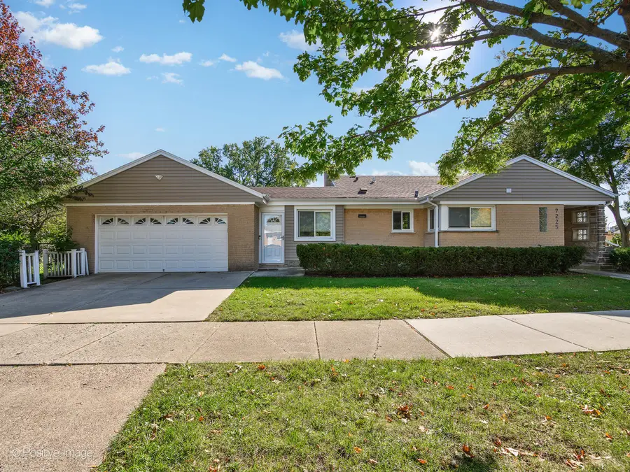 7225 N East Prairie Road, Lincolnwood, IL 60712 - Image #2