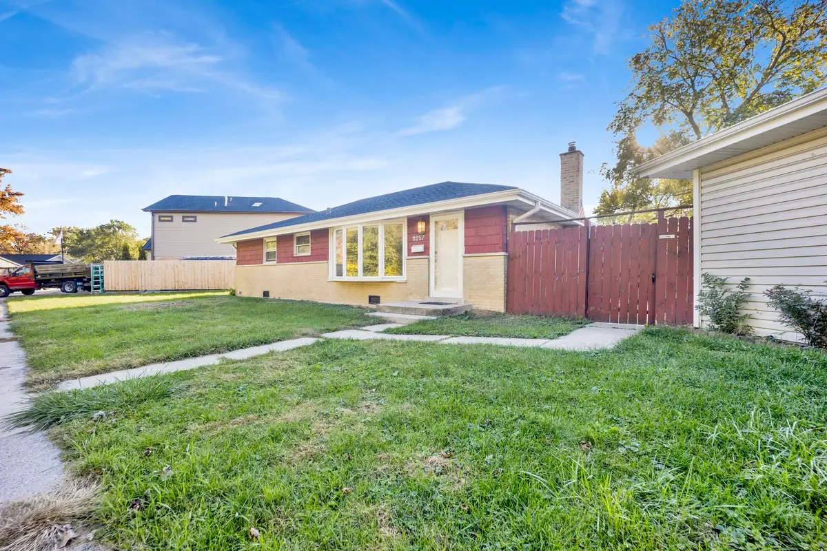 11257 S Pacific Drive, Worth, IL 60482 - Image #1