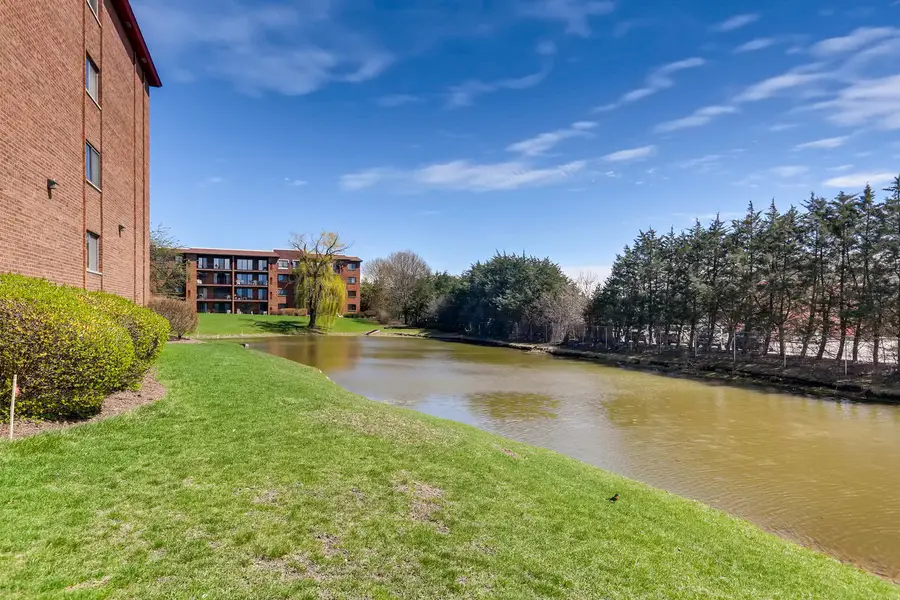 101 Old Oak Drive #305, Buffalo Grove, IL 60089 - Image #2