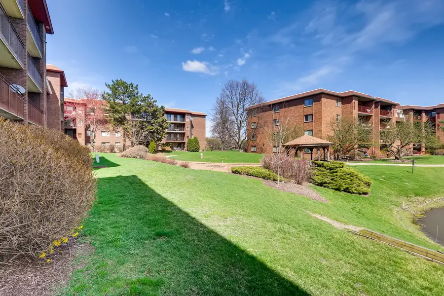 101 Old Oak Drive #305, Buffalo Grove, IL 60089 - Image #3