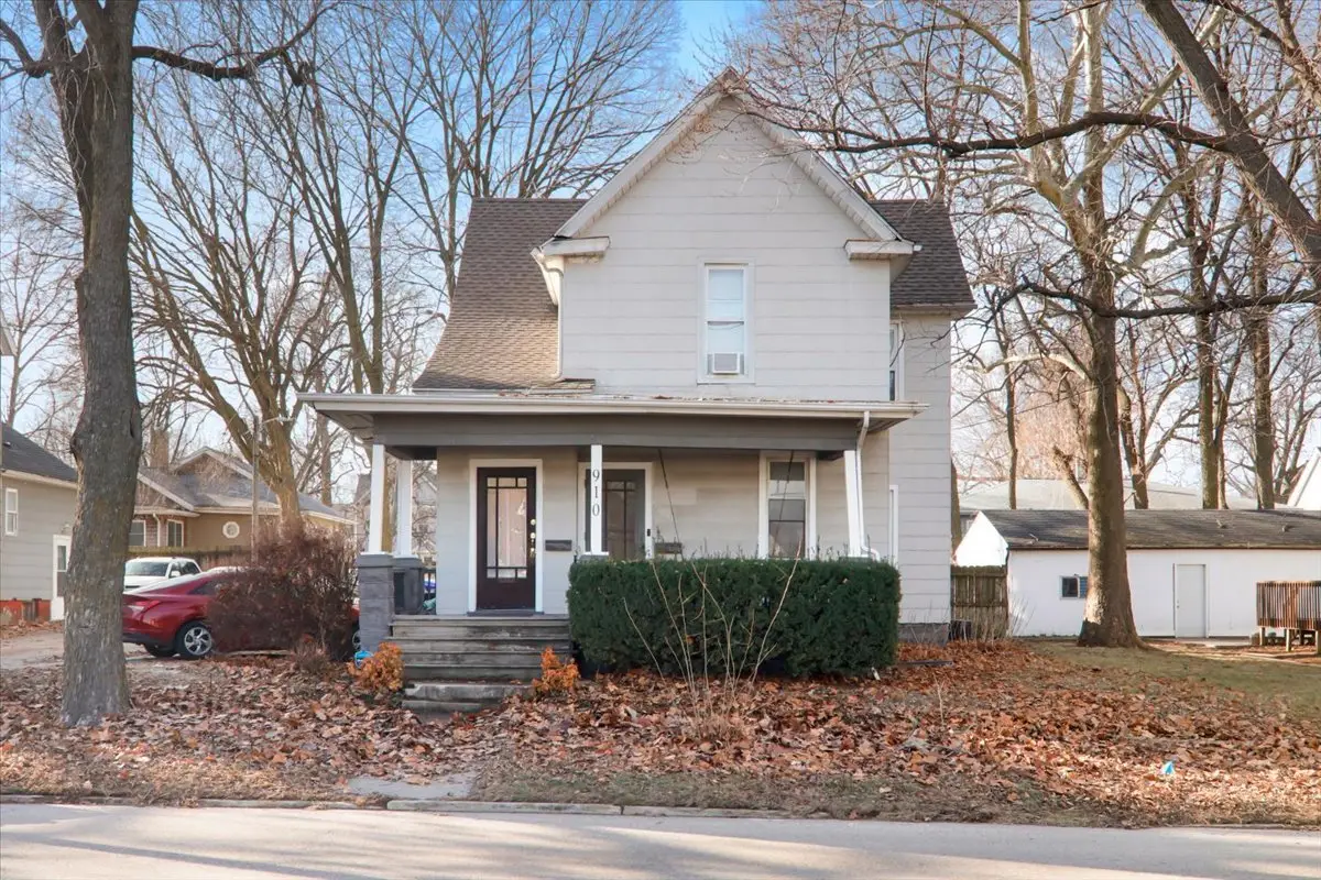 910 N Center Street, Bloomington, IL 61701 - Image #1