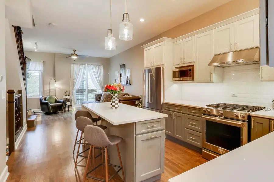 1145 W Newport Avenue #T, Chicago, IL 60657 - Image #2