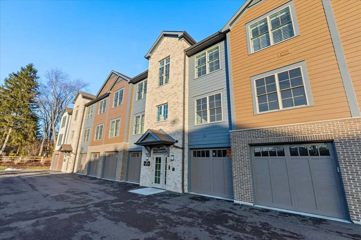 319 S Glendale Avenue #303, Barrington, IL 60010 - Image #1