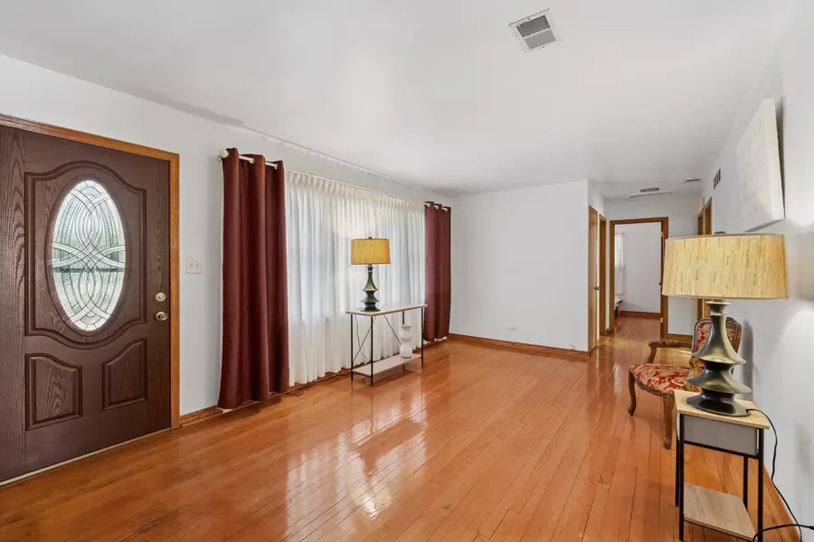 127 W Courtland Street, Mundelein, IL 60060 - Image #2