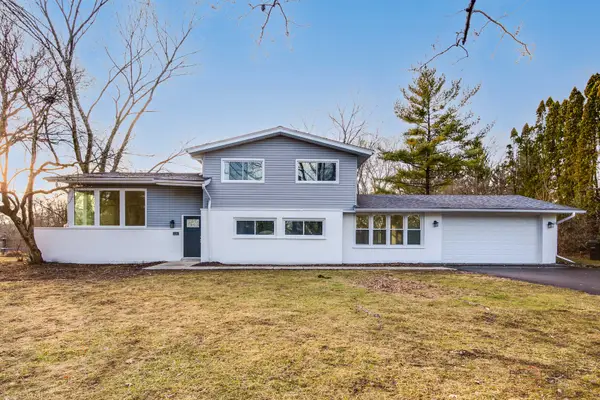 2233 Heathercliff Drive, Green Oaks, IL 60048