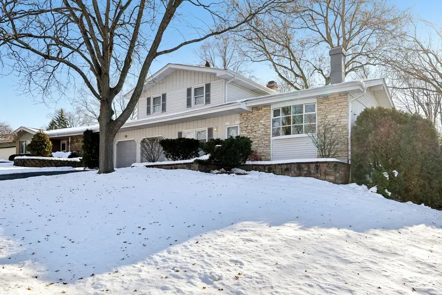 2311 Carriage Lane, Lindenhurst, IL 60046 - Image #2