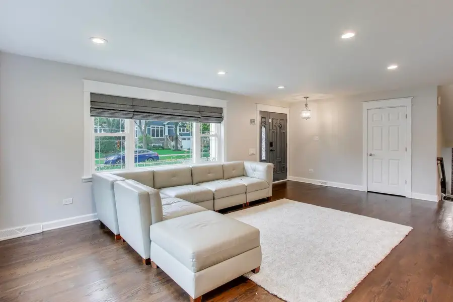 6025 N Hiawatha Avenue, Chicago, IL 60646 - Image #3