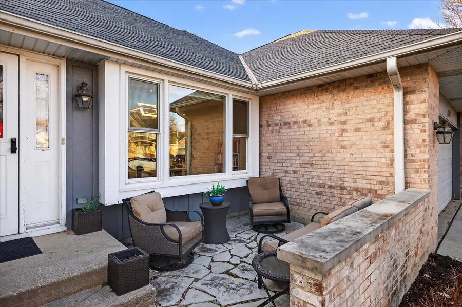 2010 N Oak Wood Drive, Arlington Heights, IL 60004 - Image #2