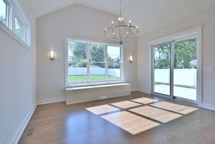 594 W Comstock Avenue, Elmhurst, IL 60126 - Image #2