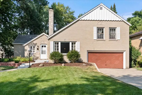 6745 N Leoti Avenue, Chicago, IL 60646