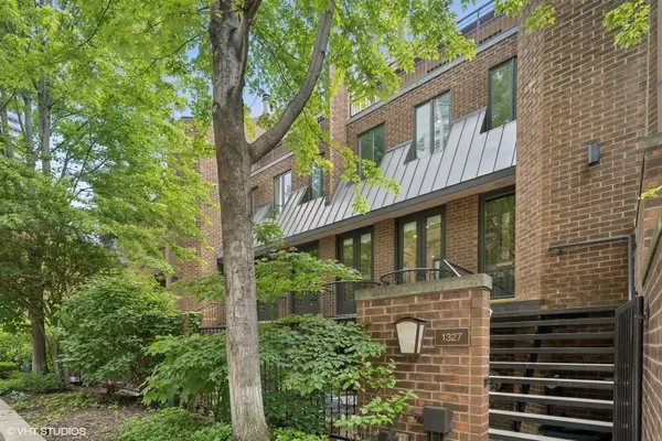 1327 N Sutton Place, Chicago, IL 60610