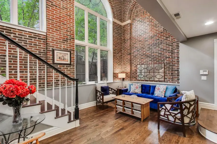 643 W Roscoe Avenue #D1, Chicago, IL 60657 - #3