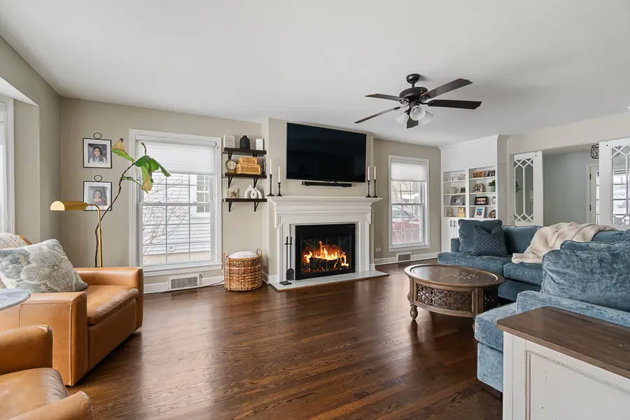 931 N Kennicott Avenue, Arlington Heights, IL 60004 - Image #2