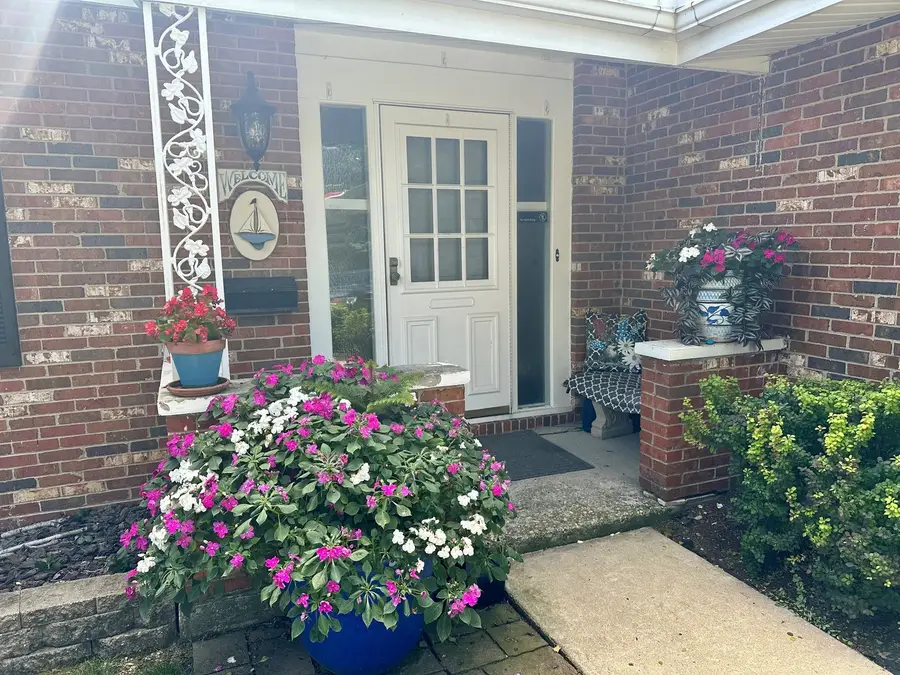 1819 W Thornwood Lane, Mount Prospect, IL 60056 - Image #2