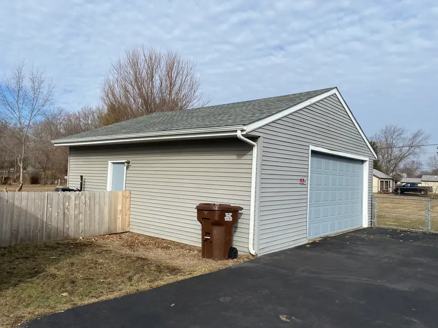 880 E Riverside Boulevard, Loves Park, IL 61111 - #2