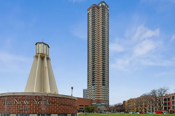3660 N Lake Shore Drive #4202, Chicago, IL 60613