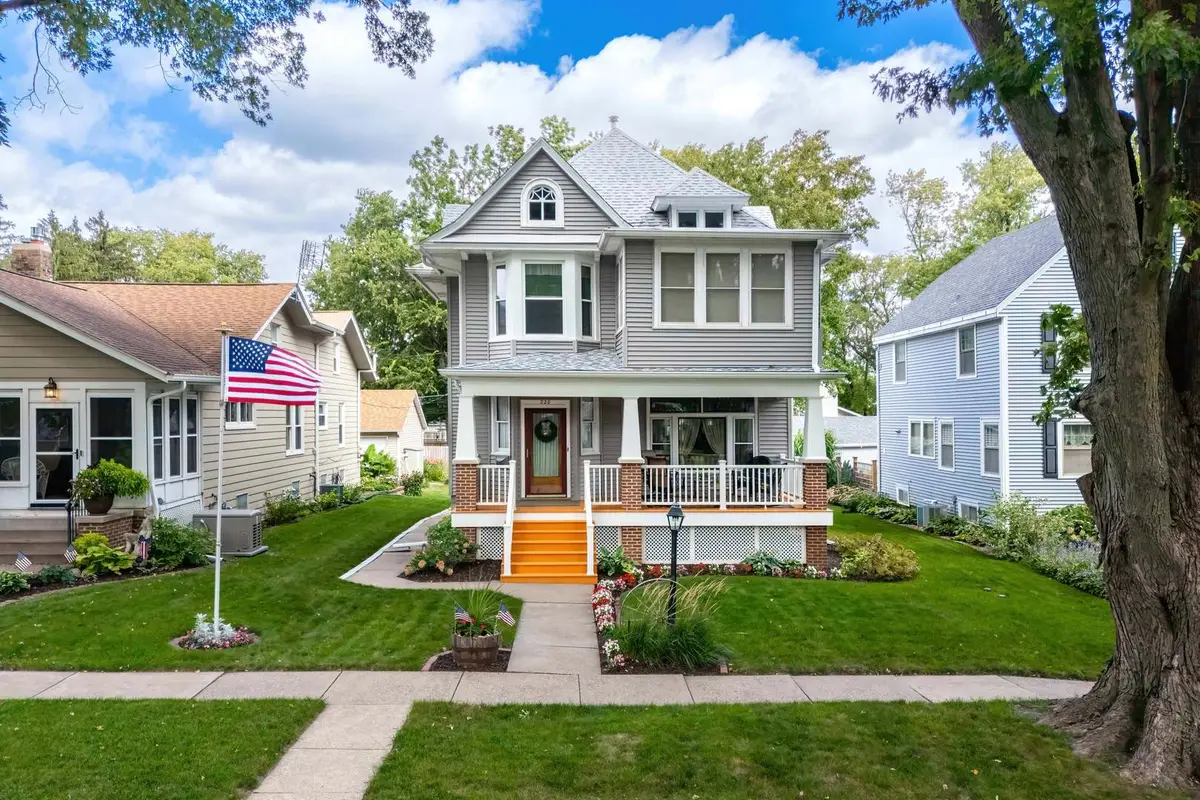 220 E Dover Court, Davenport, IA 52803 - Image #1