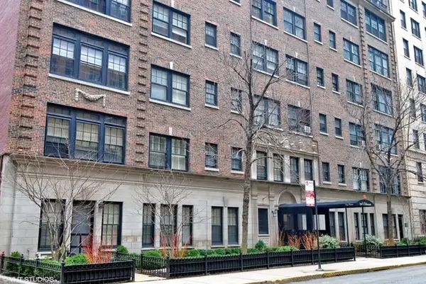 230 E Delaware Place #1E, Chicago, IL 60611