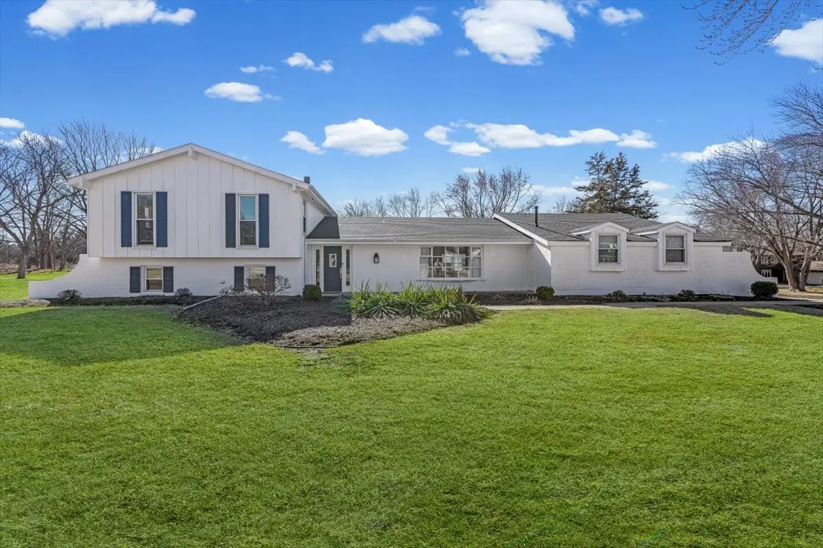 19 Golfview Lane, Lake Barrington, IL 60010 - #1