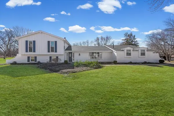 19 Golfview Lane, Lake Barrington, IL 60010