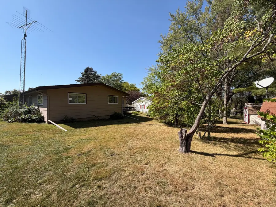 657 N Greenfield Drive, Freeport, IL 61032 - #2