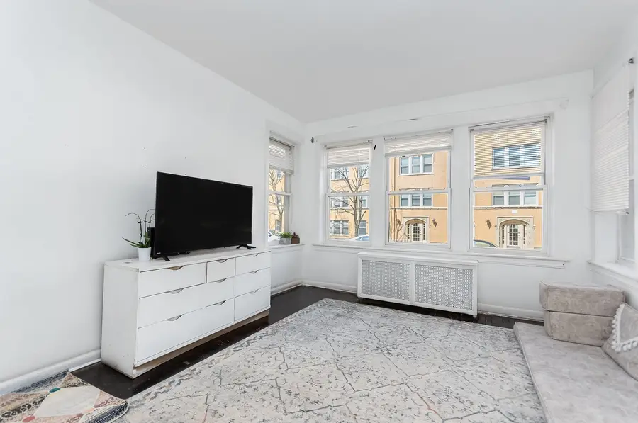 3553 W Sunnyside Avenue #1, Chicago, IL 60625 - #3