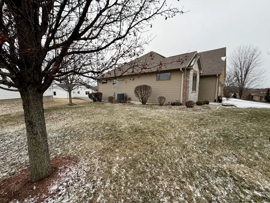 4 Sandstone Court, Le Claire, IA 52753 - #2