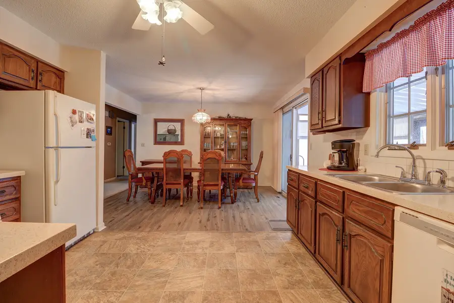 1024 10th Avenue N, Clinton, IA 52732 - Image #2