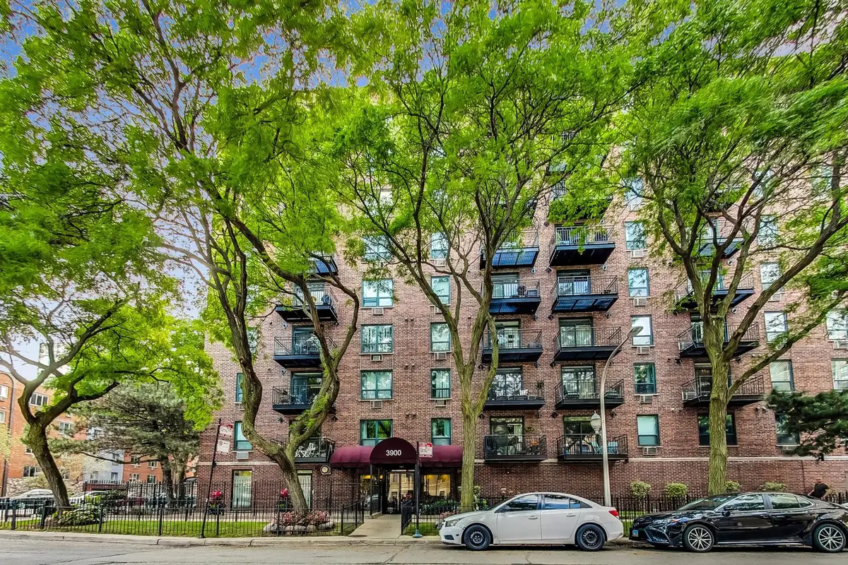 3900 N Pine Grove Avenue #301, Chicago, IL 60613 - Image #1
