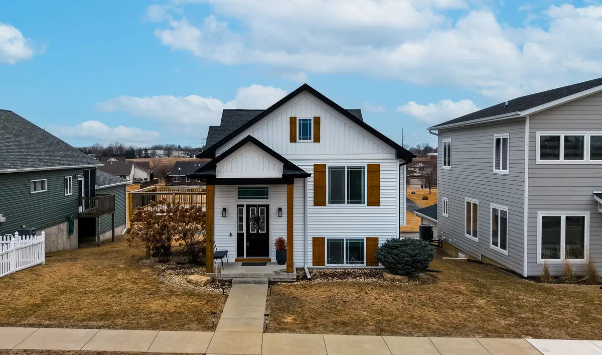 6130 Mississippi Avenue, Davenport, IA 52807 - #1