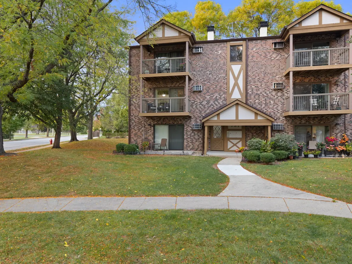 751 S Dwyer Avenue #F, Arlington Heights, IL 60005 - Image #1