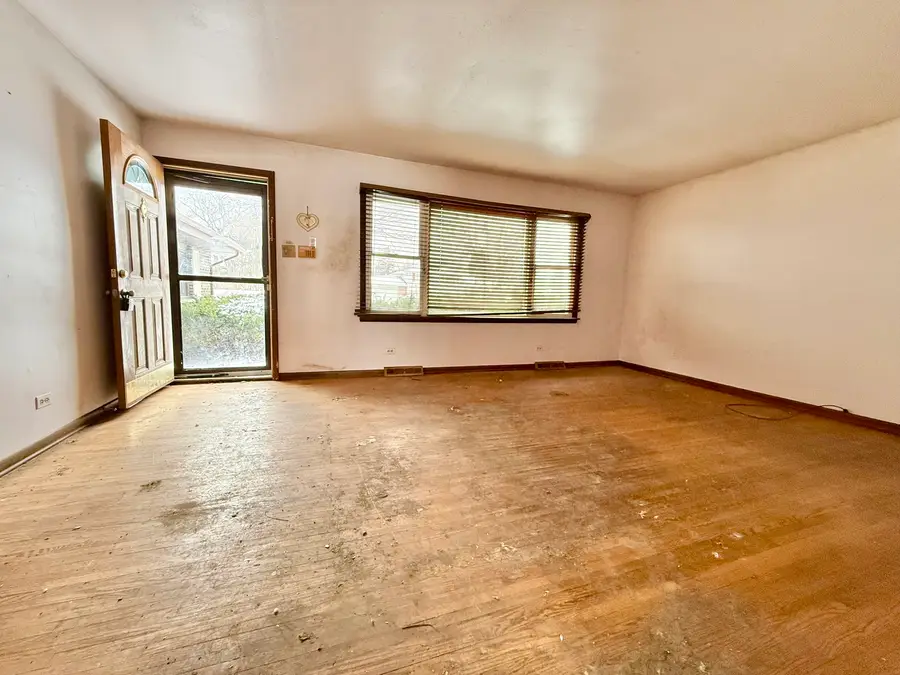 947 Maple Lane, Bartlett, IL 60103 - Image #2