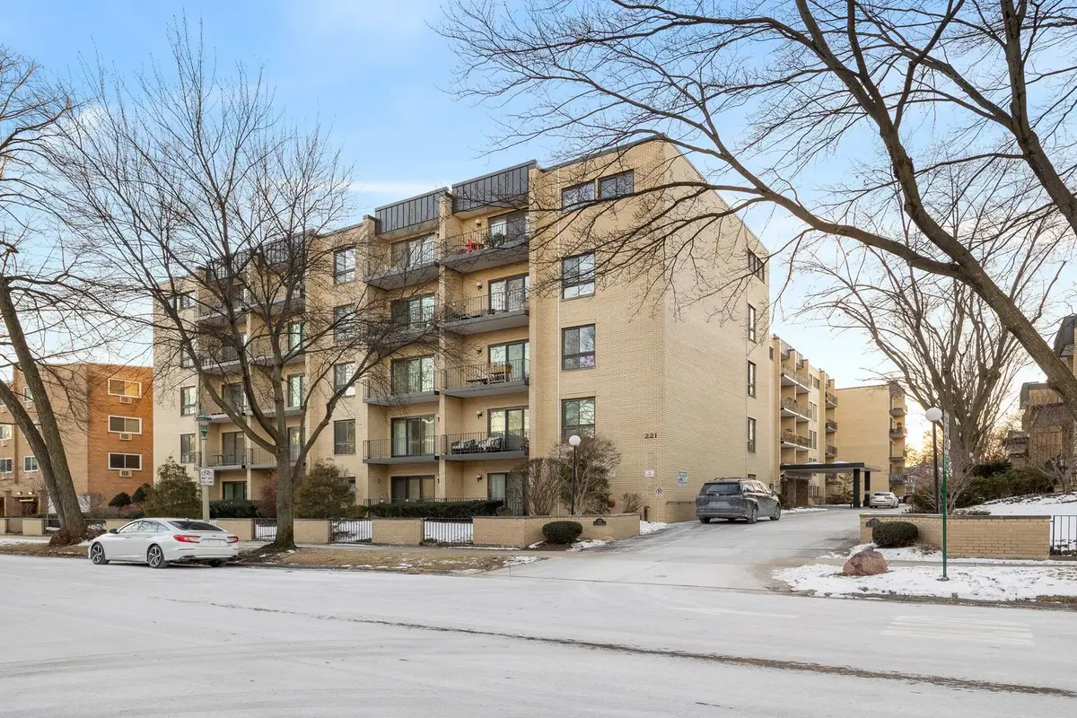 221 N Kenilworth Avenue #208, Oak Park, IL 60302 - Image #1