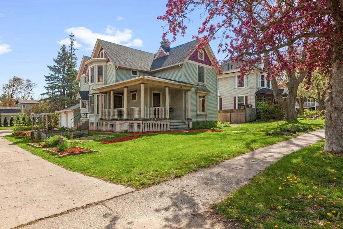 319 W South Street, Woodstock, IL 60098 - #1