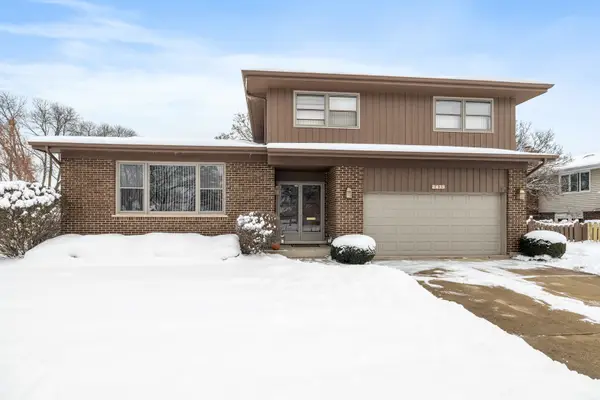 2439 N Windsor Drive, Arlington Heights, IL 60004