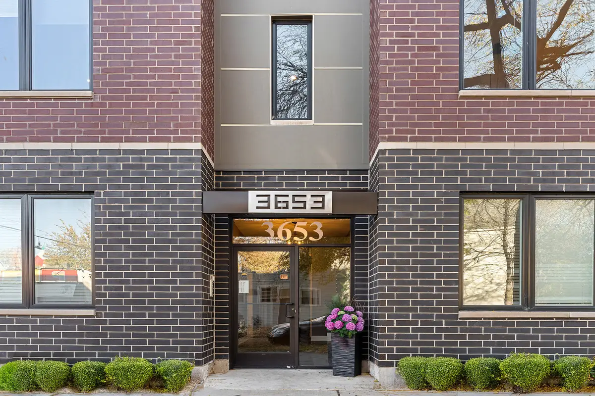 3653 W Barry Avenue #2E, Chicago, IL 60618 - #1