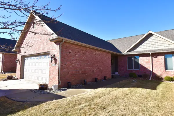 1915 Dunraven Road, Bloomington, IL 61704