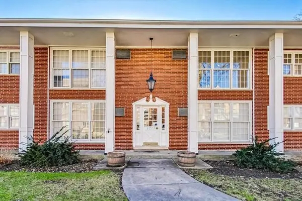 1777 Dewes Street #E, Glenview, IL 60025