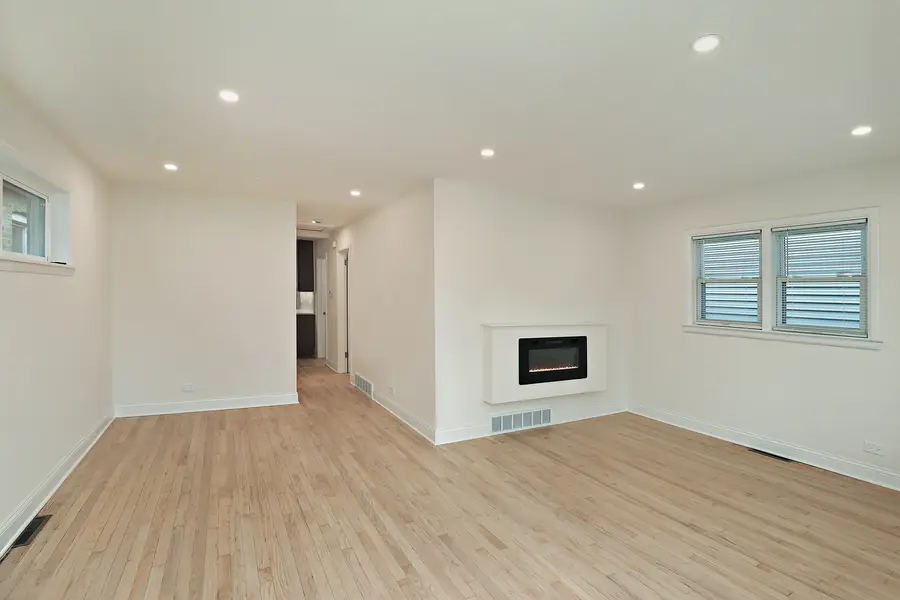 4533 N Keystone Avenue, Chicago, IL 60630 - Image #2