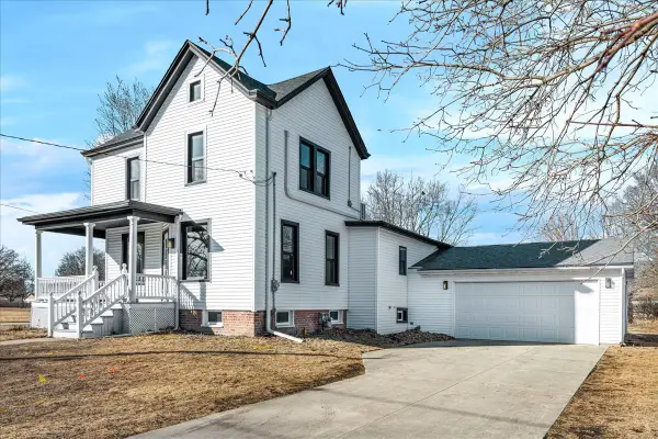 11 E 3rd Street, El Paso, IL 61738