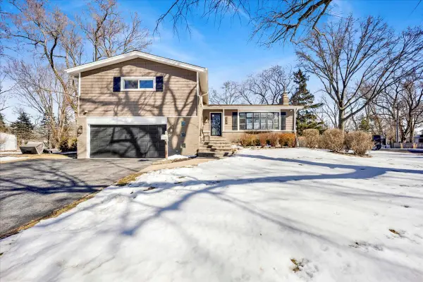 1632 Village Green Court, Deerfield, IL 60015