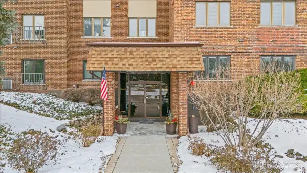 453 Raintree Drive #1H, Glen Ellyn, IL 60137