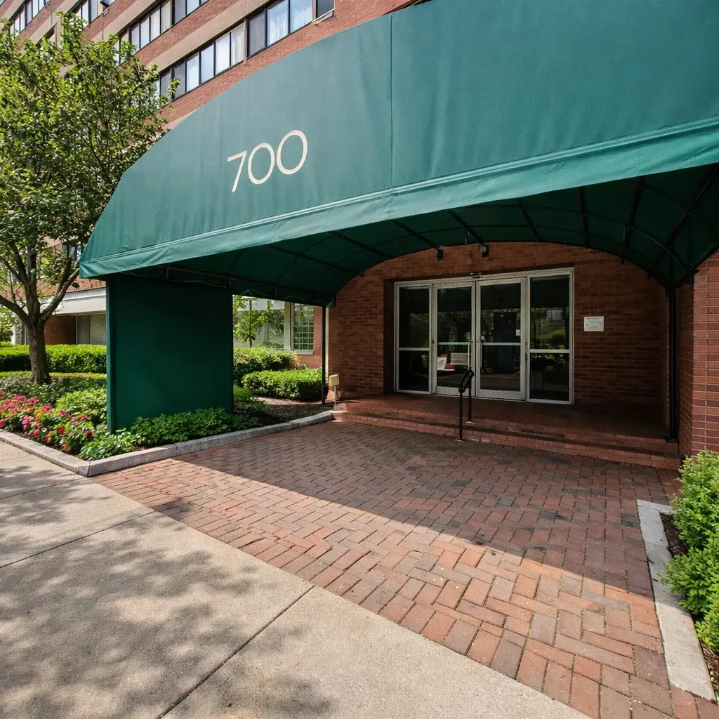 700 W Bittersweet Place #210, Chicago, IL 60613 - #1