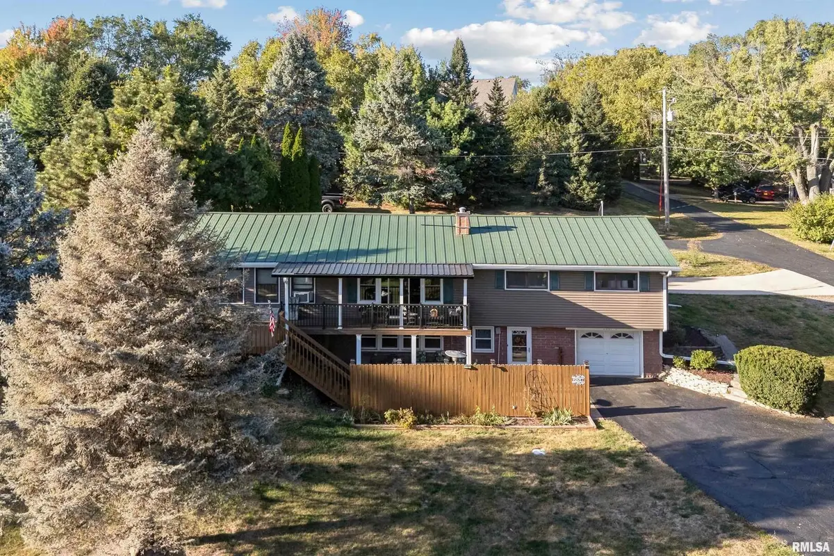 6887 Colonial Avenue, Bettendorf, IA 52722 - Image #1