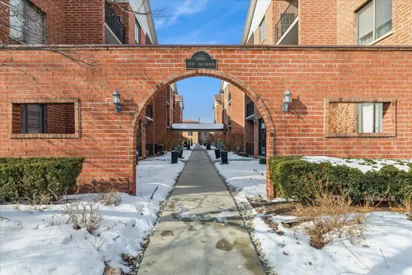 8426 W Catalpa Avenue #403, Chicago, IL 60656