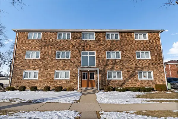 5834 W 77th Street #104, Burbank, IL 60459