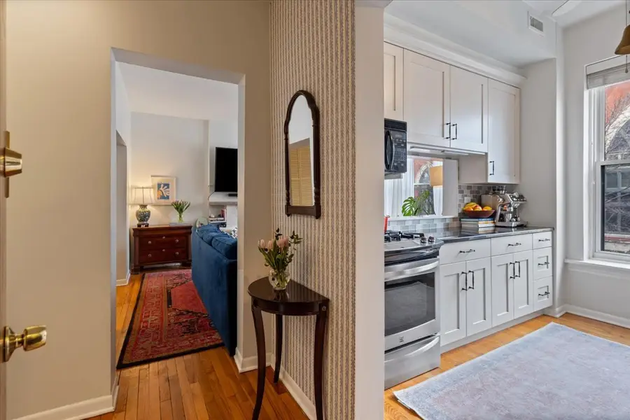 1051 W Barry Avenue #2W, Chicago, IL 60657 - #3